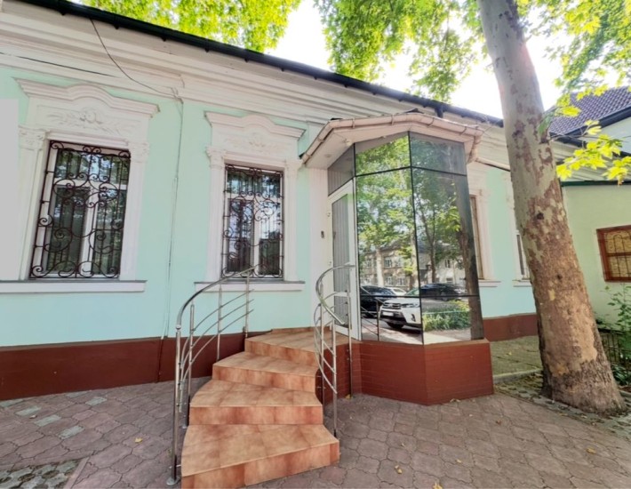 Продажа фасадного помещения под офис в центре города - фото 1