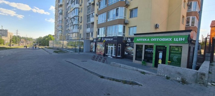 Продажа фасадного,яркого помещения по Космонавтов  210м 160000$ - фото 1