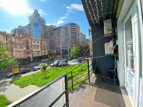 Фасад Жилянська 76, магаин 28м², Дипломат Холл, гарний трафік, без % Киев