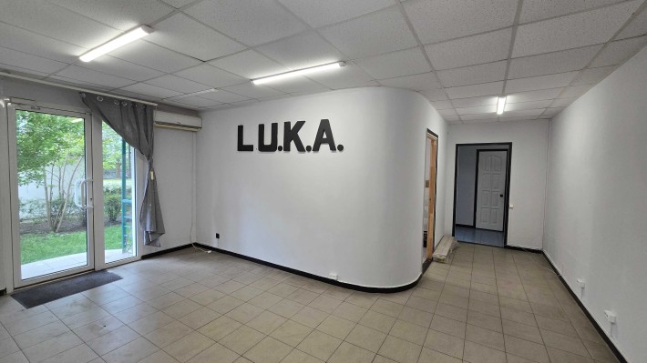 Продам нежилое помещение 52 м2, под офис, магазин, банк. Ак. Королева - фото 1