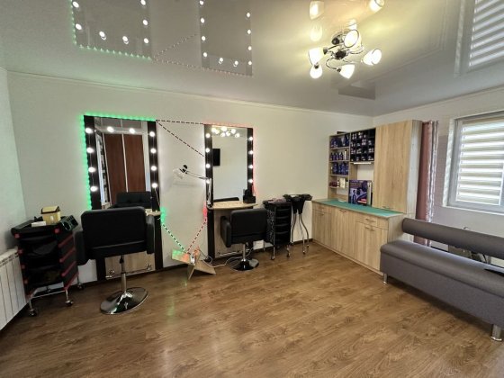 Місце для перукаря, кератин, бровист Умань