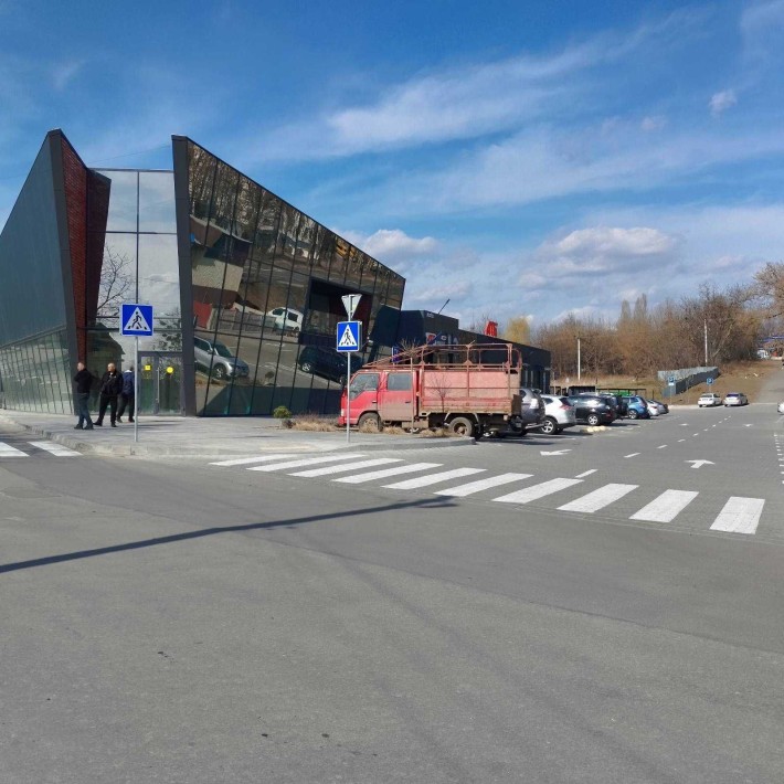 Нове приміщення  в торгівельному центрі 188 кв.м - фото 1