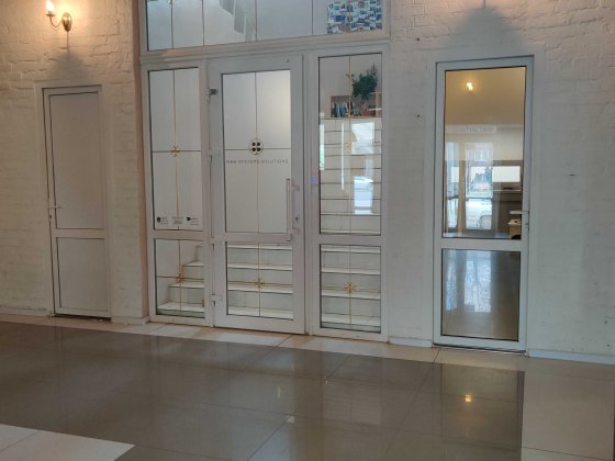 2 теплі приміщення, окремий вхід, 1 поверх, є санвузол і паркомісця.