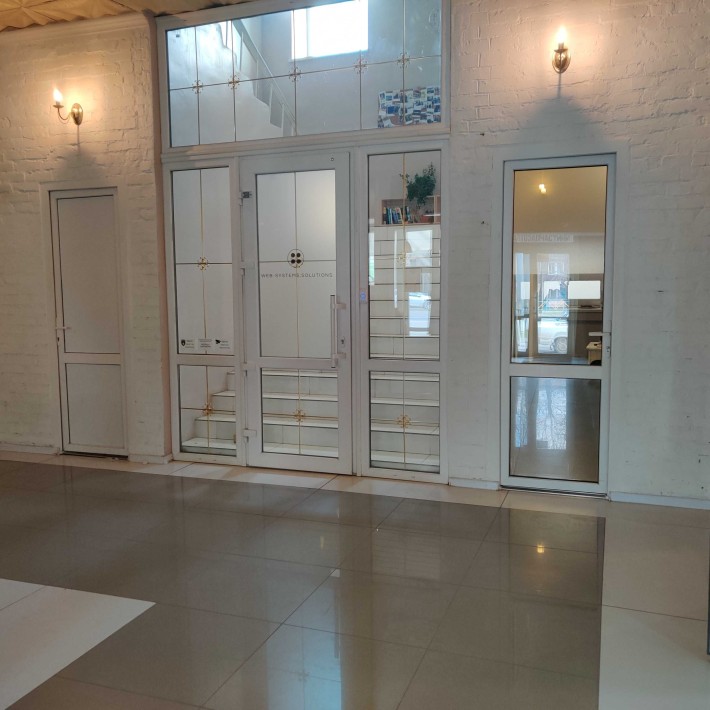 2 теплі приміщення, окремий вхід, 1 поверх, є санвузол і паркомісця. - фото 1