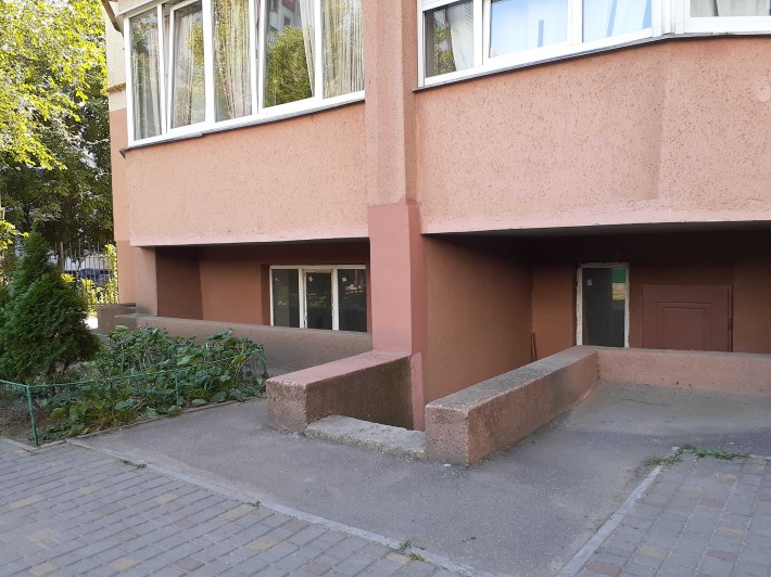 Продам помещение в ЖК "Вернисаж" под швейку, офис, салон и т.д. - фото 1