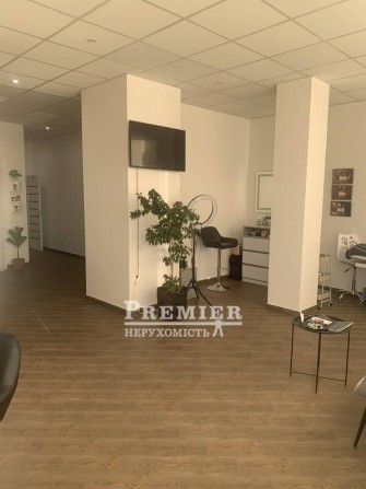Фасадне комерційне приміщення 58 м², прохідне місце, ремонт - фото 1