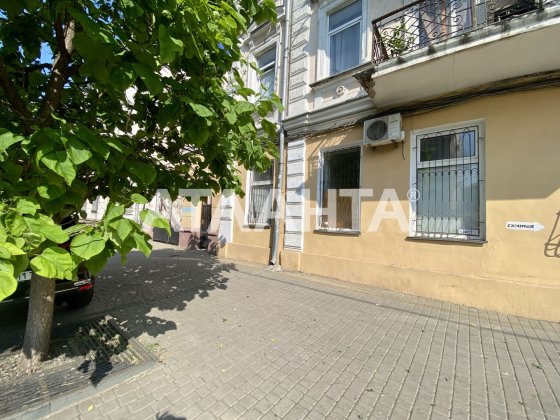 Центр. Офис с тремя фасадными окнами. Одесса