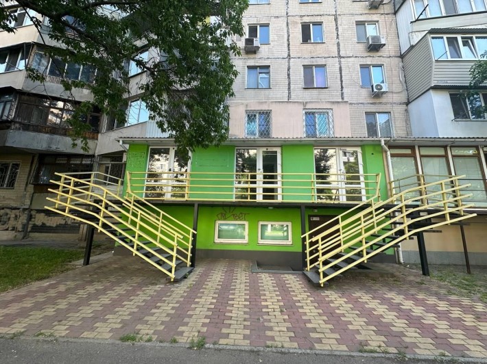 Продам офисное  фасадное помещение  на ул. Ильфа и Петрова(211-235) - фото 1