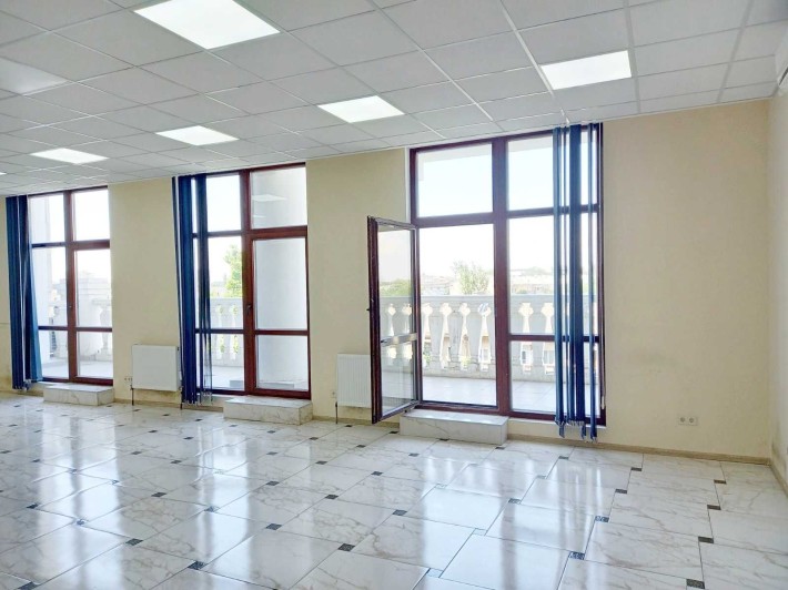 Продам 182 м2 в самом центре города. Новый дом. Сдается как офис. - фото 1