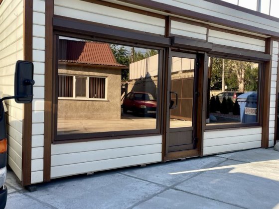 Офіс з меблями та станцією Одесса