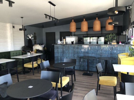 Кафе з меблями і обладнанням Заречаны