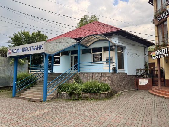 Здам оренда окремостояча комерційна фасадна будівля центр приміщення Рахів