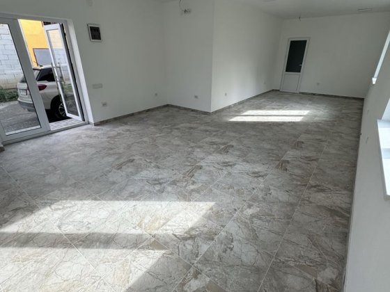 Оренда приміщення на першому поверсі Рахов