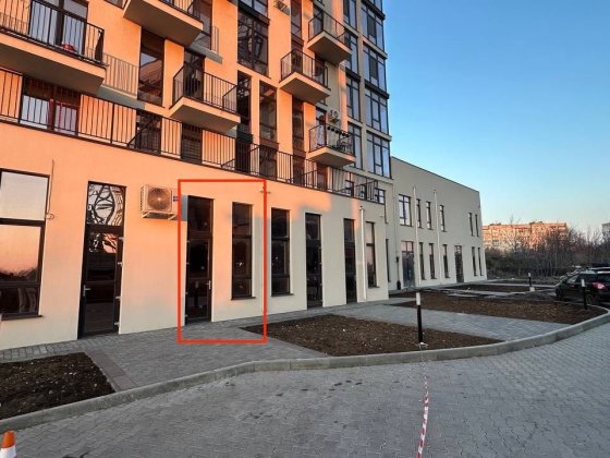 Коммерция Пространство на Радостной Фасад, есть подъезд к помещению АШ Одесса