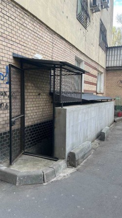 Полу-подвальное помещение под офис / квартиру / склад, с ремонтом 70кв - фото 1