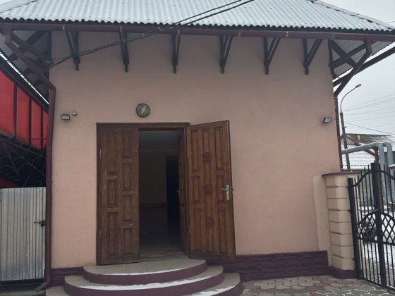 Продаж комерційного приміщення м.Чоп з жилими кімнатами Чоп