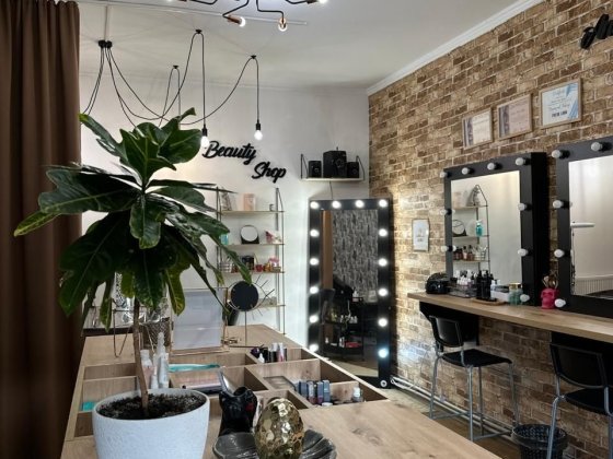 Продається облаштований салон краси з постійними орендарями! Чоп