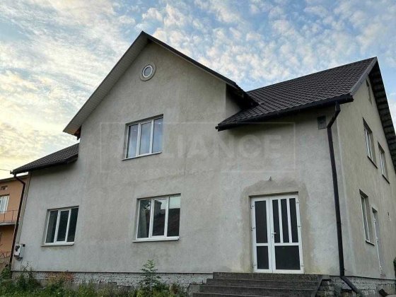 Магазин з житловим приміщенням в м.Тисмениця 0.5 гектара. Вигідна ціна Тисмениця