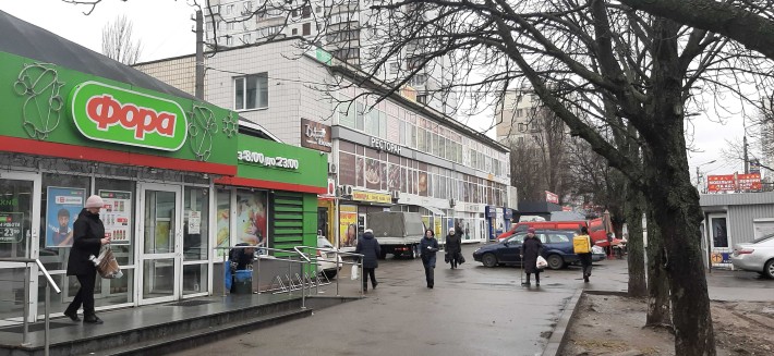 Приміщення з фасадним входом навпроти ринку, висока прохідність! - фото 1