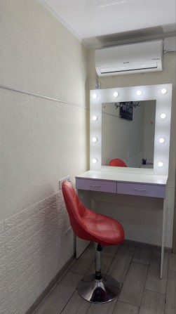 Здається місце для візажиста/бровиста - фото 1