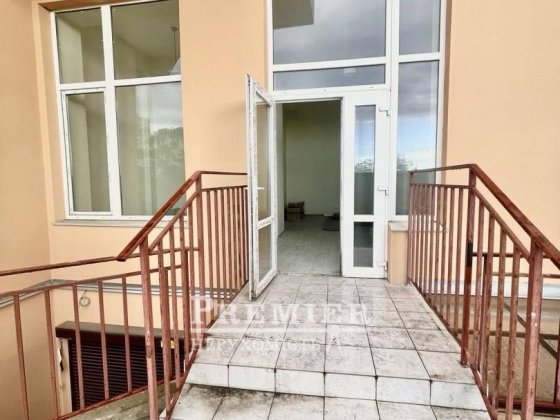 Фасадное коммерческое помещение в новом жилом комплексе Лиманка