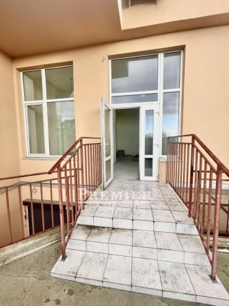 Фасадное коммерческое помещение в новом жилом комплексе - фото 1