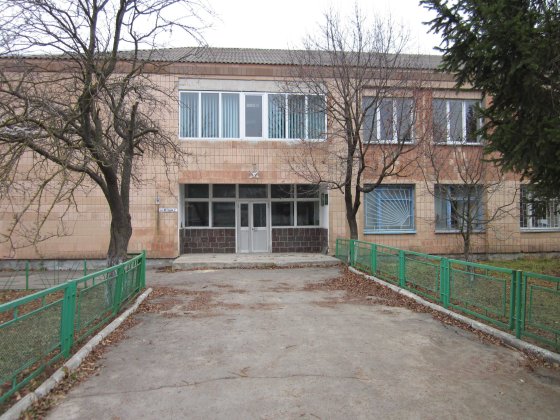 Продам адміністративно виробничо - складську  будівлю пл. 1018 кв.м. Млинів