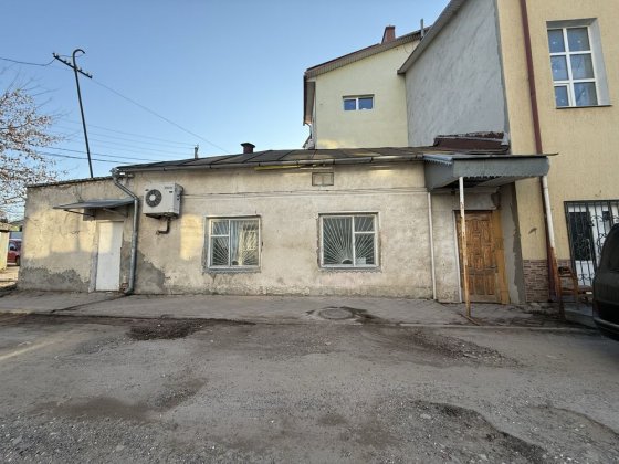 Продаж комерційного приміщення біля автовокзалу Козова