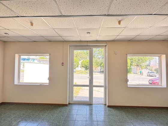 Продам магазин 35 кв. м. ЦЕНТР Є САНВУЗОЛ під торгівлю, салон Первомайск