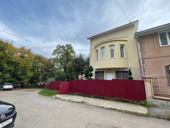 Окремий будинок на приватизованій ділянці Годилів