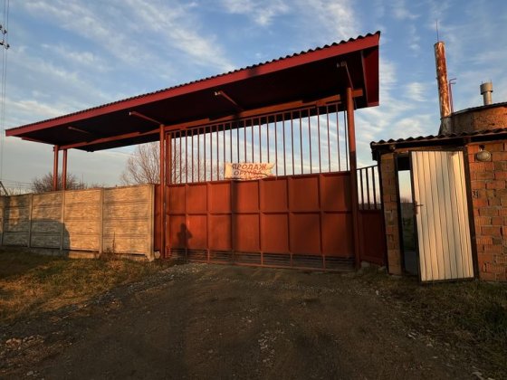 Продаж приміщення з земельною ділянкою в Новоселиці Новоселица