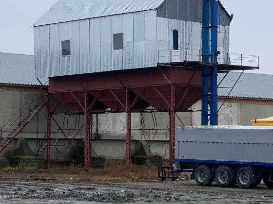 База 5000м і 1,6 га землі