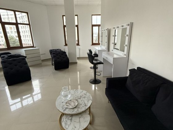 Кушетка / візажний стіл в оренду центр Івано-Франківськ