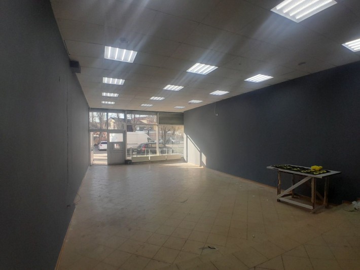 Фасадне приміщення з ремонтом 100м² на площі з ринком та вокзалом - фото 1