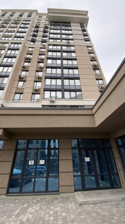 Фасадне приміщення 84 м² біля Центрального парку. Оренда - фото 1