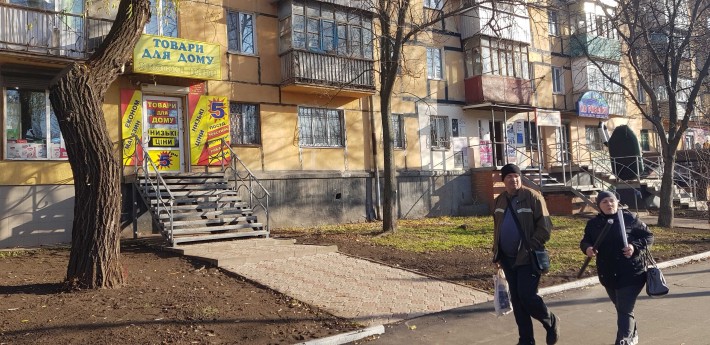МАГАЗИН навпроти зупинки 173 кв-л, червона лінія, Е. Фукса №55 - фото 1