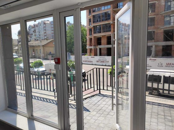 Оренда приміщення, фасад, вікна на дорогу, Княгинен-Галицька Івано-Франківськ