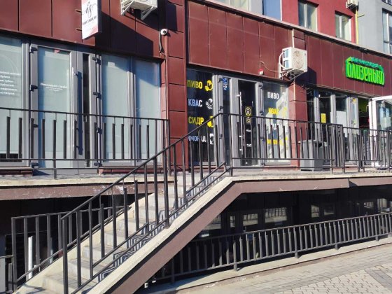 Оренда приміщення, Фасад, 1поверх, вікна на дорогу. КНЯГИНЕН Івано-Франківськ