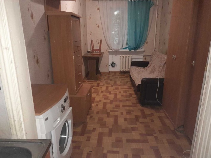 Продам комуналку в центрі Чорноморську другий поверх - фото 1