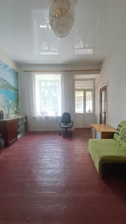 Продам две комнаты с балконом  в коммуналке в хорошем районе - фото 1