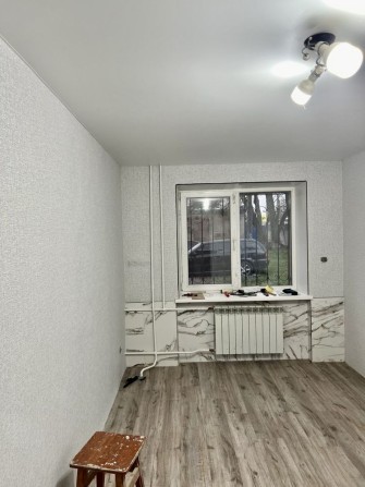 Кімната в гуртожитку зі свіжим ремонтом - фото 1