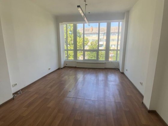 Оренда офісу на Проспекті з великим вікном! Рівне