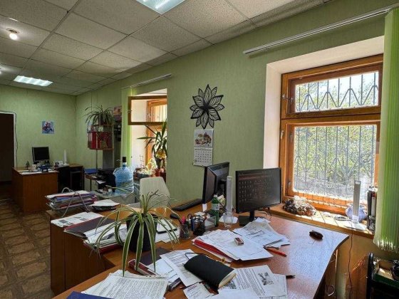 Центральний район. Оренда офісу на чотири кабінети. Є парко місця. Полтава