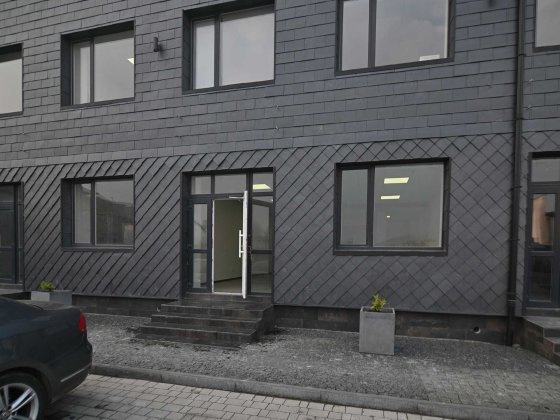Оренда фасадного приміщення в офісному центрі Рівне