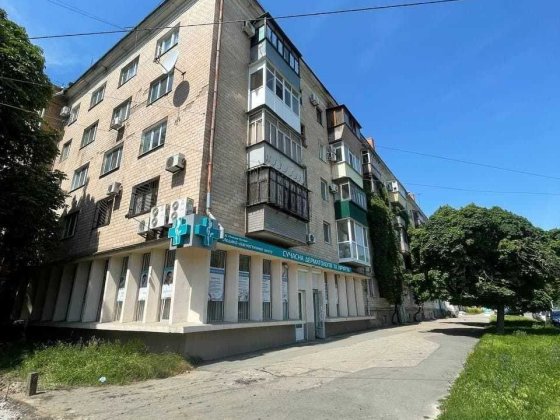 Оренда приміщення. Центральний район. 8м кабінетів. Великі вікна. Полтава