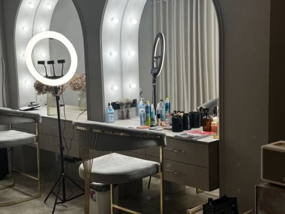 Оренда робочого  місця перукаря, майстра з нарощування волосся Київ