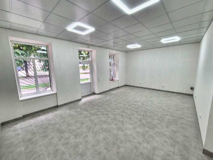 Магазин 60 м2, р-н  Центрального ринку (Пед. університет) - фото 1