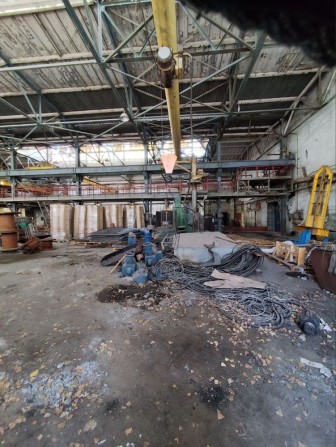 Сдам помещение под производство 1300 кв.м, 4 кран балки, 500КВТ - фото 1