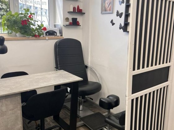 Здається місце для майстра манікюра 3 хв від метро Г.Дніпра Київ