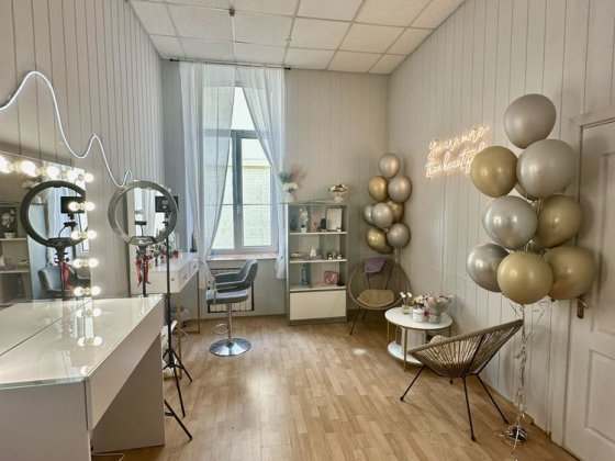 Здам робоче місце по 15 днів в центрі міста для стиліста або бровіста Винница